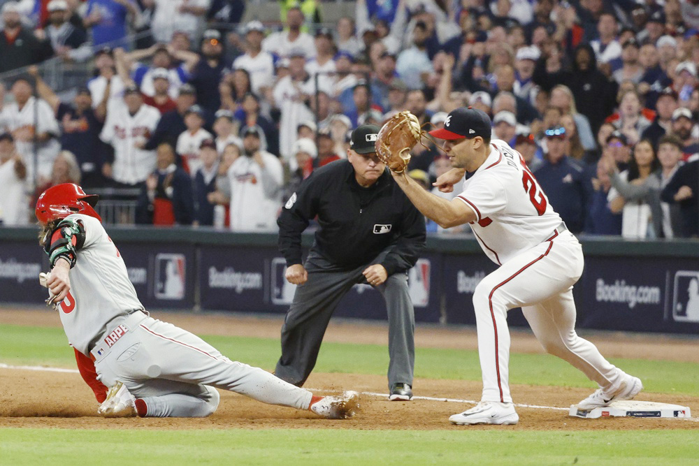 5-4. D’Arnaud y Riley dan vida a los Bravos