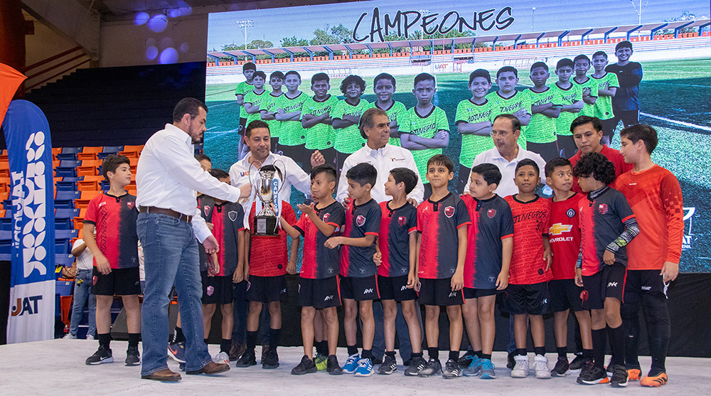 Entregó rector trofeos de la liga de futbol Copa UAT