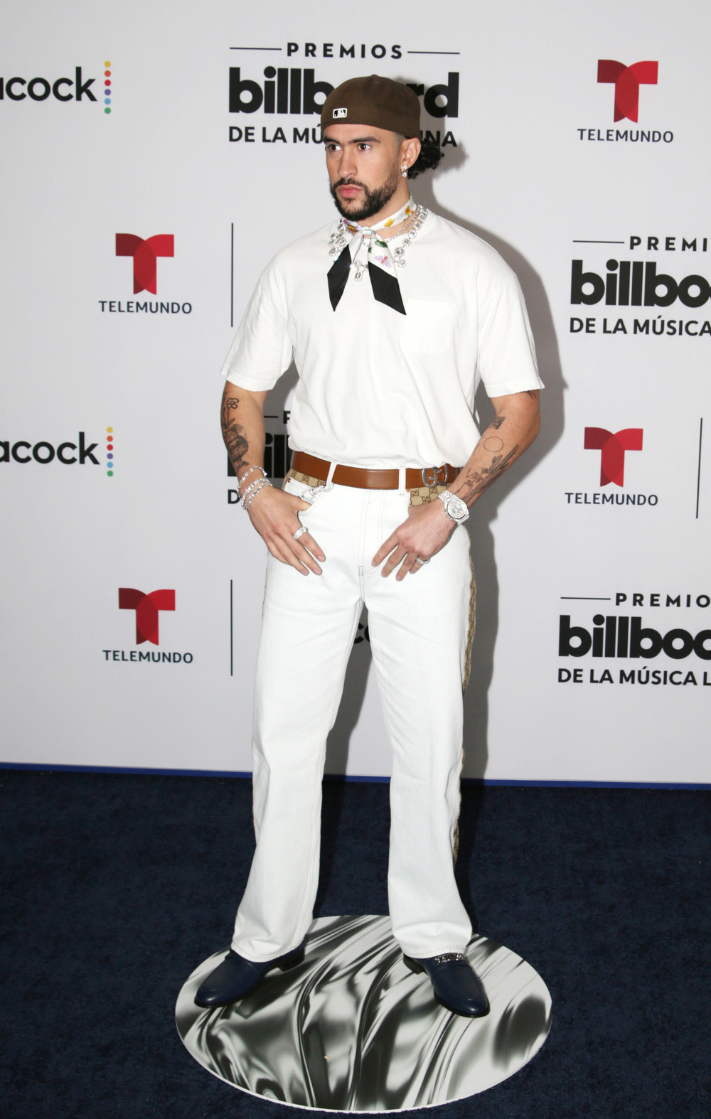 Duelo de moda entre hombres y mujeres en la alfombra azul de los Premios Billboard Latinos