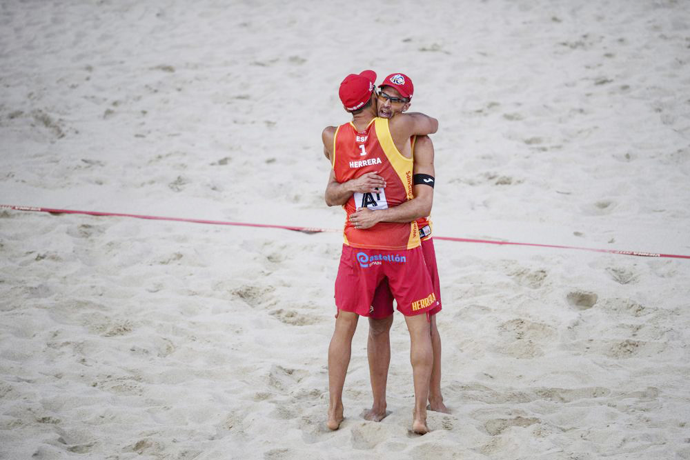 Los españoles Herrera y Gavira vencen a la dupla italiana y terminan en primer lugar
