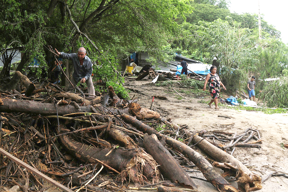 Al menos 27 muertos y 4 desaparecidos por el azote del huracán Otis en México