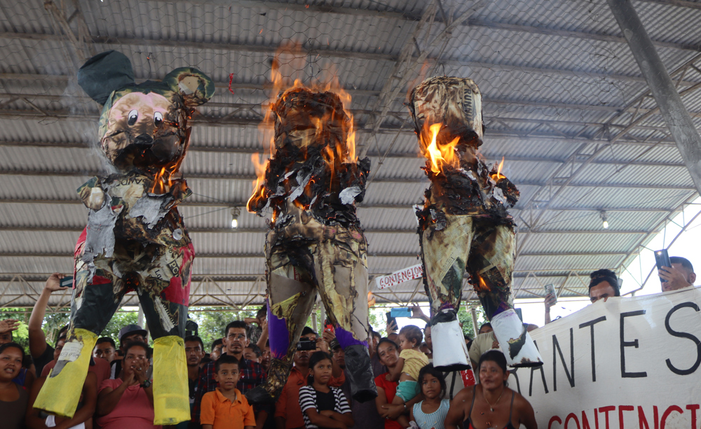 Caravana migrante quema piñatas del comisionado de Migración de México y exige avanzar