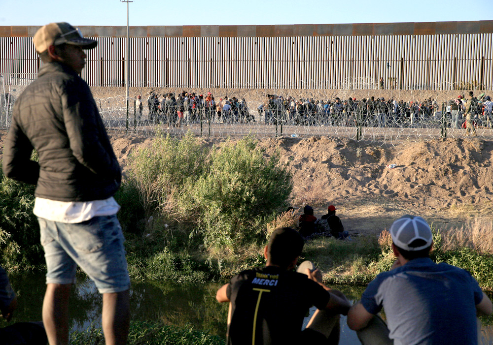 Suspenden trámite vehicular en El Paso ante mayor flujo de migrantes