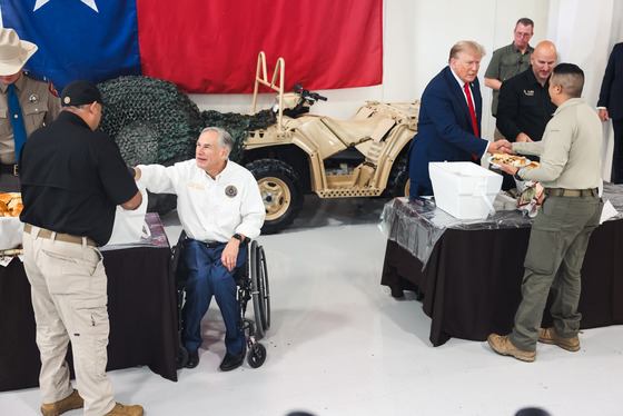 Abbott y Trump sirven comidas de Acción de Gracias a los miembros de la Operación Lone Star