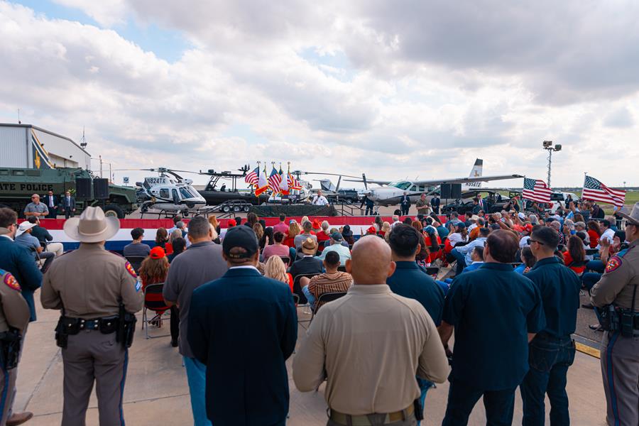 Ofrece Abbott respaldo a Trump para presidente en 2024