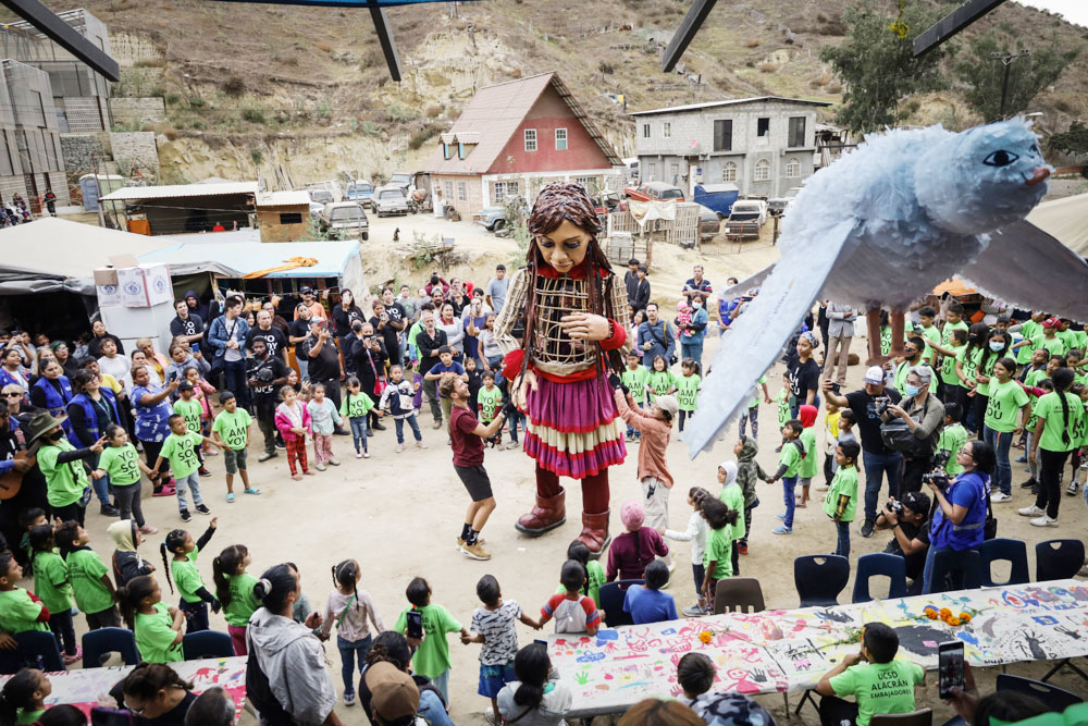 La marioneta Amal recibe refugio simbólico de menores en albergue de migrantes en Tijuana