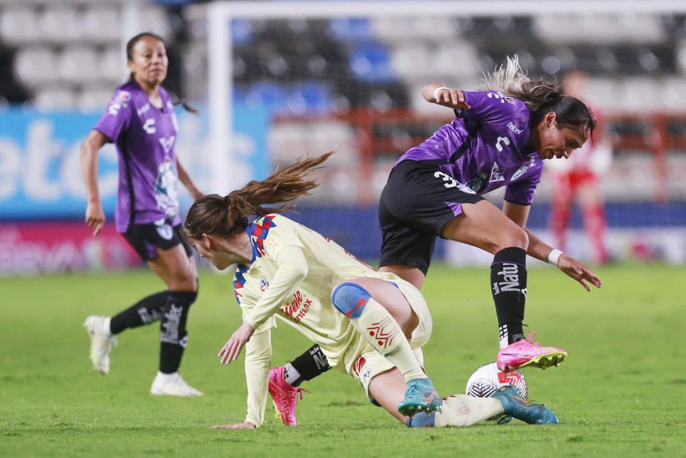 América golea al Pachuca y pone un pie en la semifinal del fútbol femenino en México