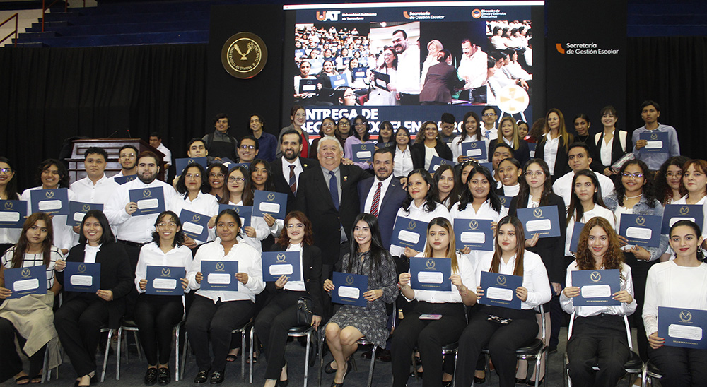 Entrega UAT becas a sus estudiantes de excelencia