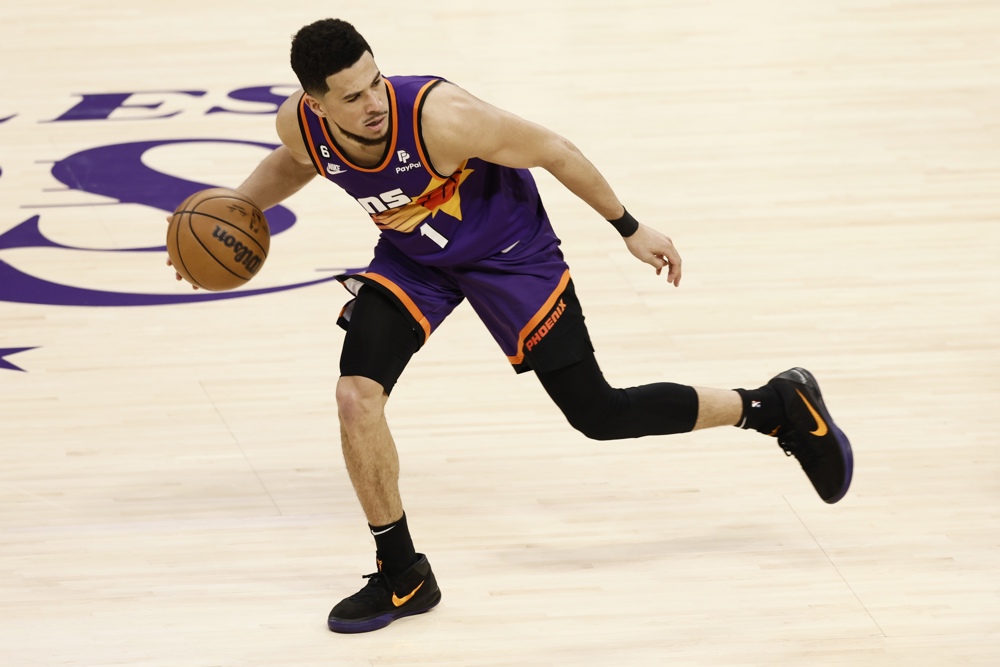 Booker regresa a su manera, Tatum y Lillard brillan; LeBron, triple doble sin premio
