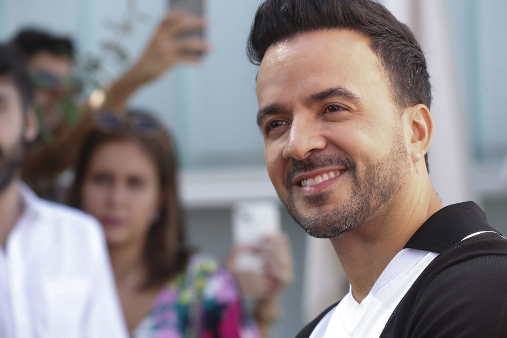 Luis Fonsi y Eva Longoria entre los artistas que participan en la Navidad de Disney