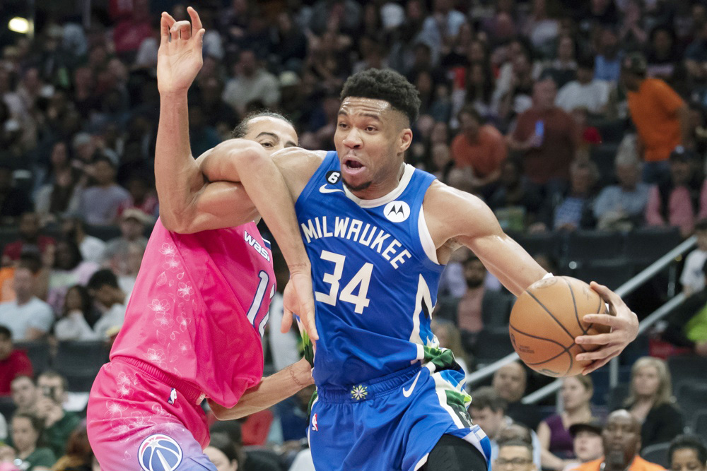 Expulsan a Antetokounmpo tras segunda técnica por provocar a un rival tras un mate