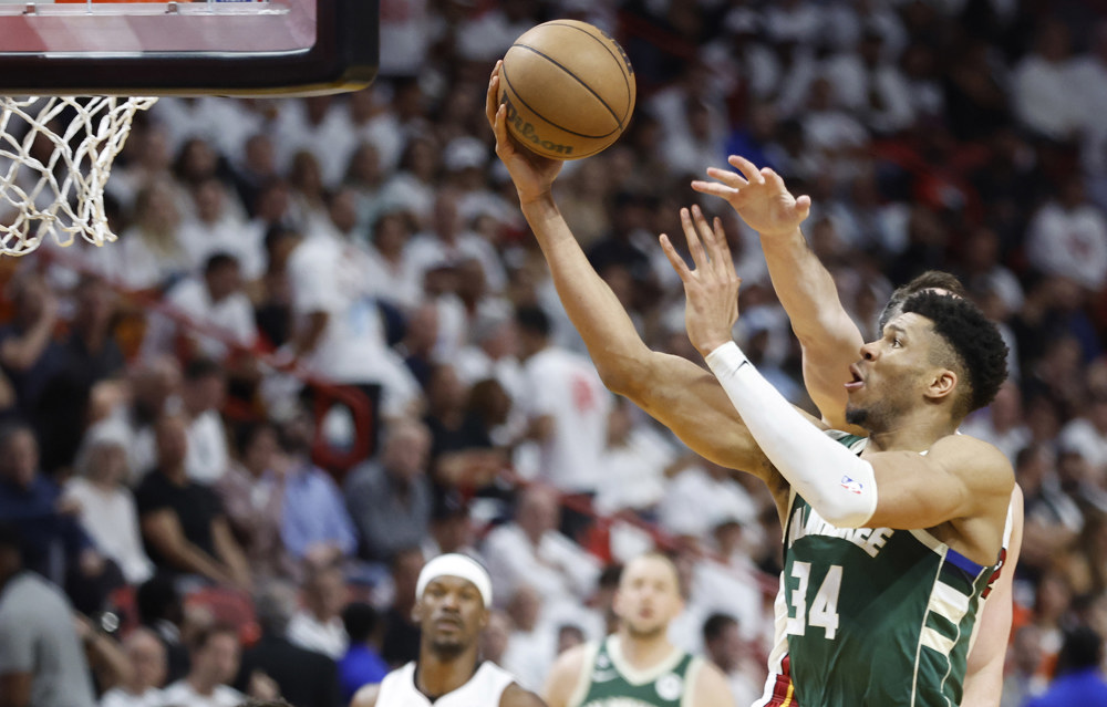 Los 54 puntos de Antetokounmpo no le bastan a los Bucks para ganar en Indiana