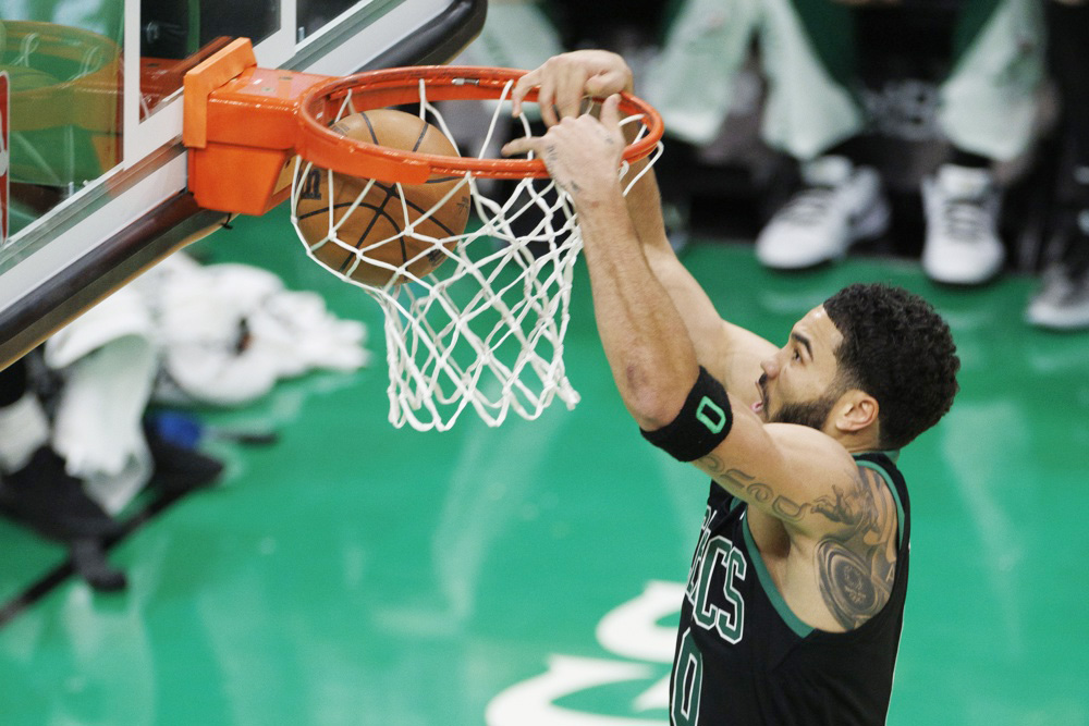 Tatum se luce con 45 puntos pero los Hornets cortan la racha de seis triunfos de los Celtics