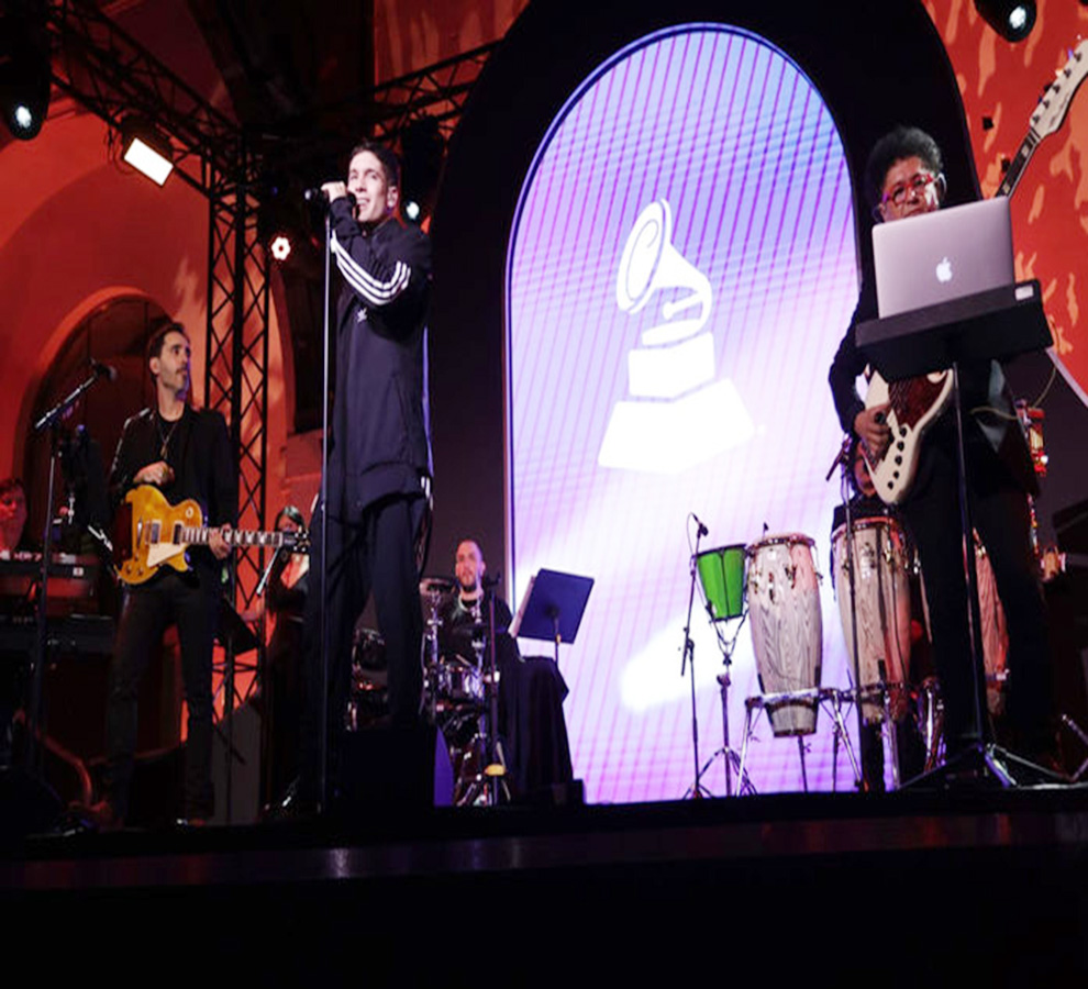 LEON LEIDEN brilla en la gala de los Latin Grammy y adelanta una actguación estelear