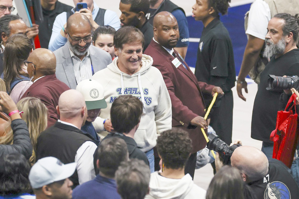 Cuban vende a Adelson la mayoría de acciones de Mavericks pero conserva control del equipo