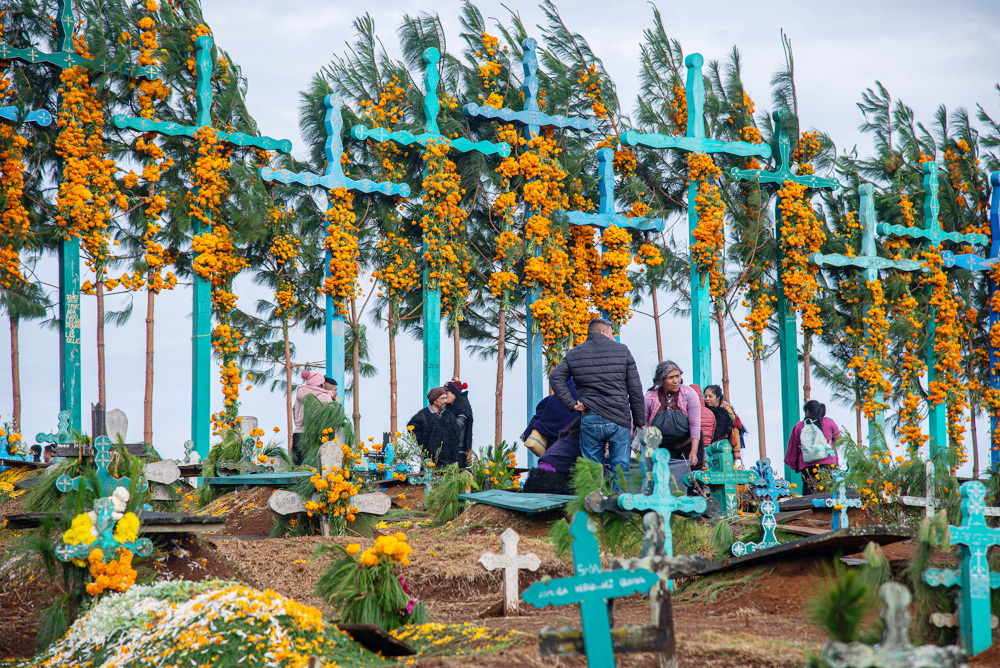 Miles de indígenas reviven sus tradiciones más ancestrales con el Día de Muertos en México