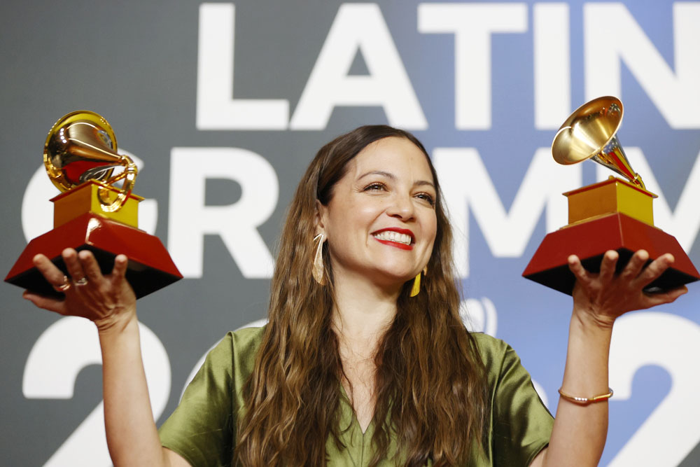 ‘De todas las flores’ de Natalia Lafourcade, Latin Grammy a la mejor grabación del año