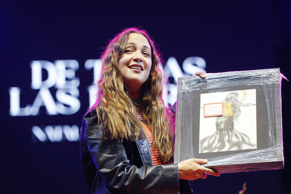 Natalia Lafourcade deja la guitarra y dialoga con su público en la FIL mexicana