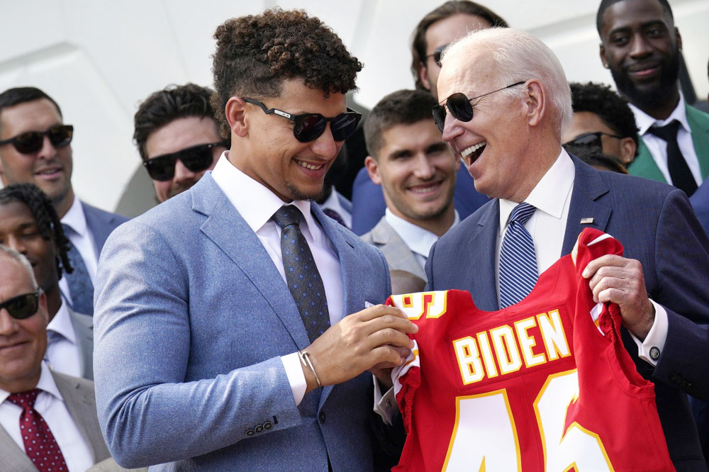 21-14. Mahomes guía a los campeones Chiefs al triunfo sobre los Dolphins en Fráncfort