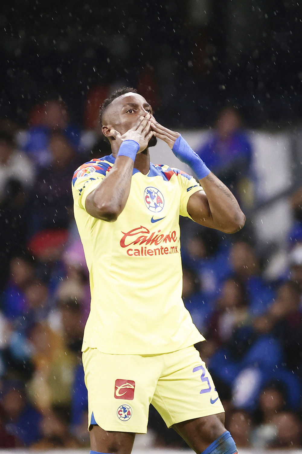 El colombiano Quiñones viaja con el Tri a Tegucigalpa para enfrentar a Honduras