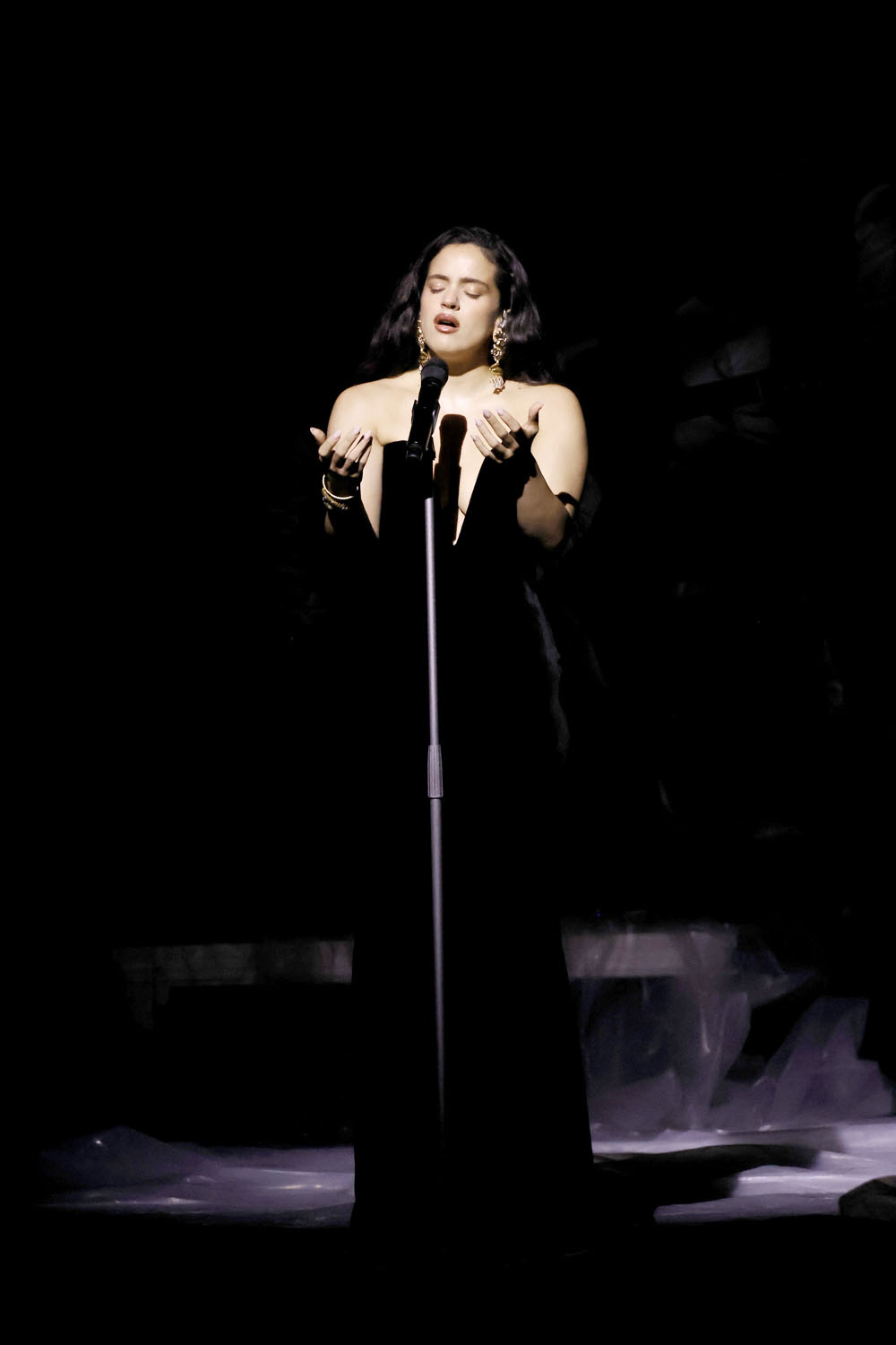 Rosalía arranca la edición más española de los Latin Grammy cantando por Rocío Jurado