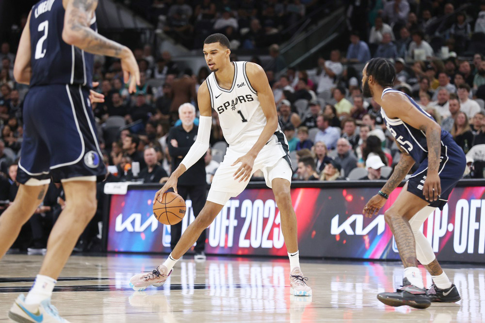 Los Spurs asaltan Phoenix, los Knicks ganan en Cleveland y los Clippers no fallan