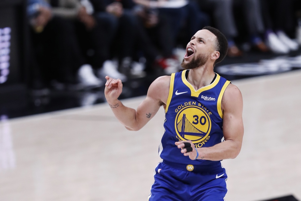 Steph Curry no sufre “lesiones estructurales” de rodilla, pero sigue bajo observación