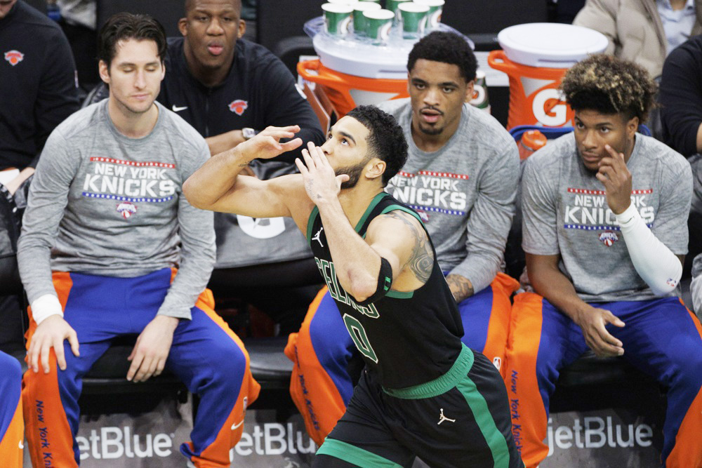 Tatum fulmina a los Knicks con 17 puntos en el último cuarto