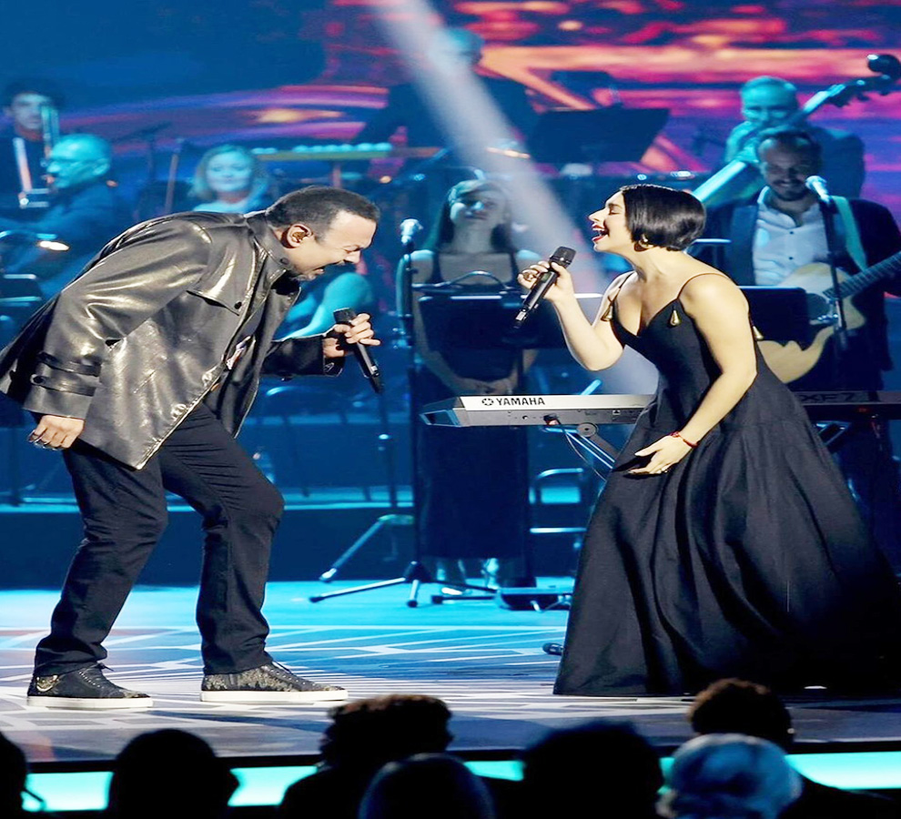 Ángela Aguilar y Pepe Aguilar engalanan la noche de “Person of the Year” desde Sevilla