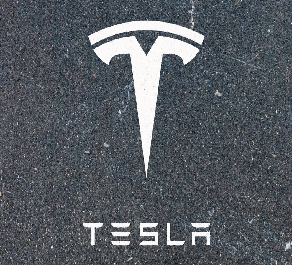 Qué es Grok, el nuevo chatbot de IA que integrará Tesla a sus vehículos