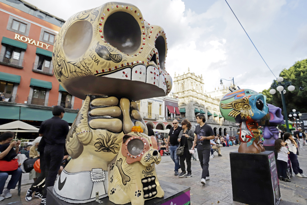 Más de 120 calaveras componen la mayor exhibición pública del Día de Muertos en México