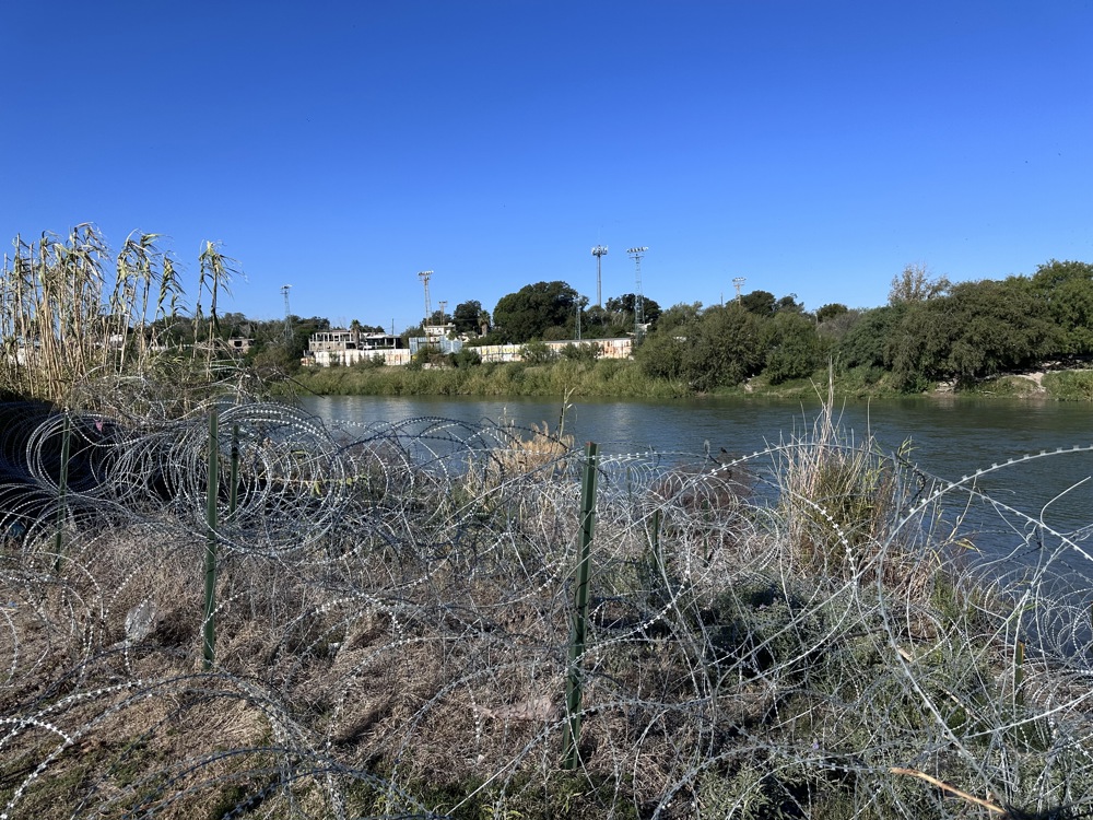 Texas apela fallo que permite al Gobierno de Biden cortar alambre de púas en la frontera