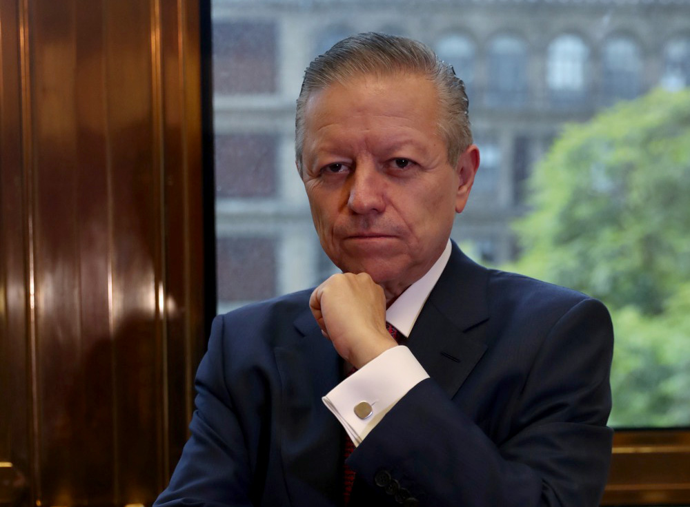 El polémico expresidente del Supremo mexicano renuncia como ministro de la Corte