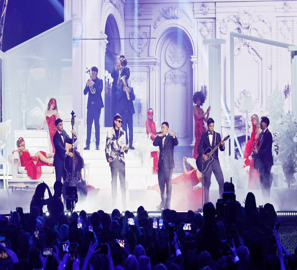 Eslabón Armado y Peso Pluma deslumbraron con un tributo al estilo del Gran Gatsby en los Latin Grammy