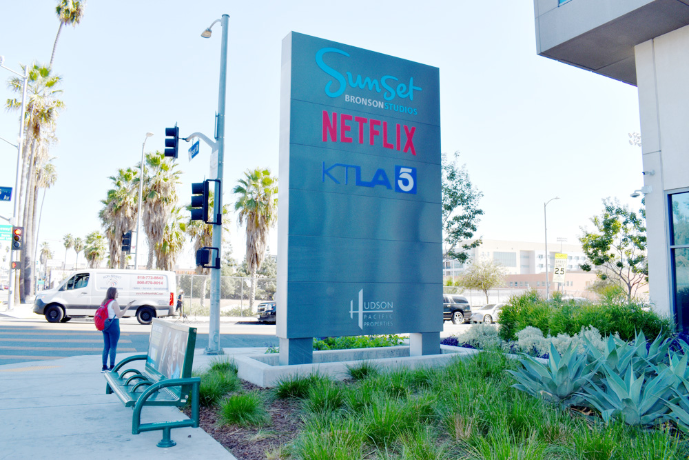 “¡Ganamos!”: Actores de Hollywood celebran el fin de la huelga frente a los estudios