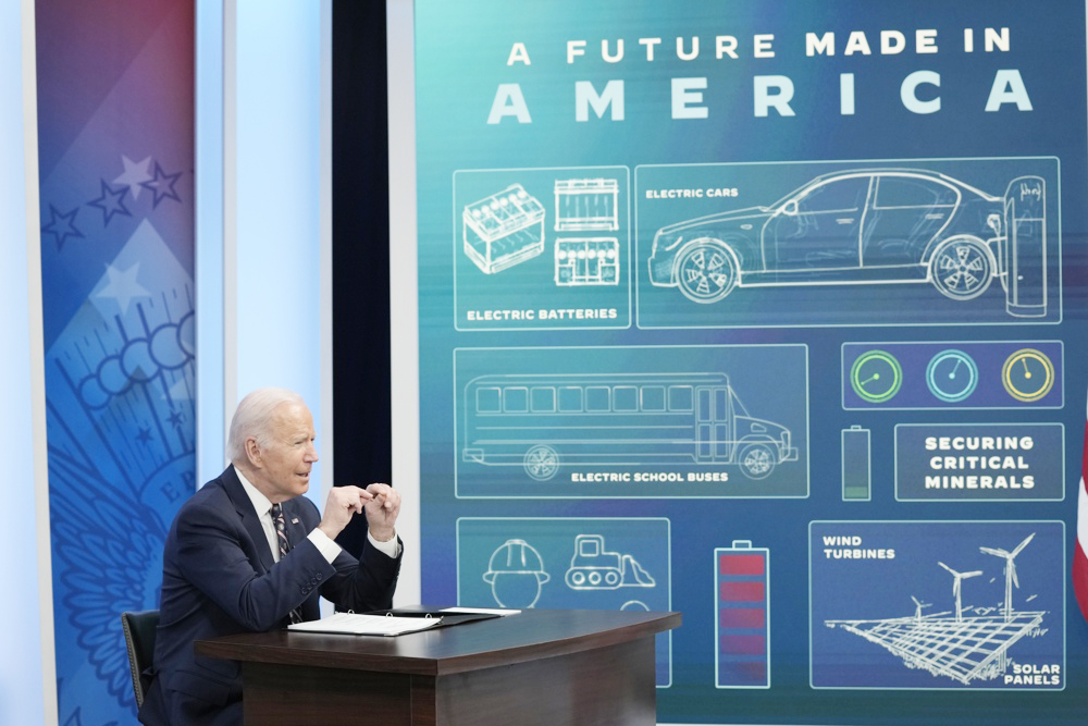 Más de 210.000 nuevos empleos, el saldo de las inversiones en energía limpia de Biden