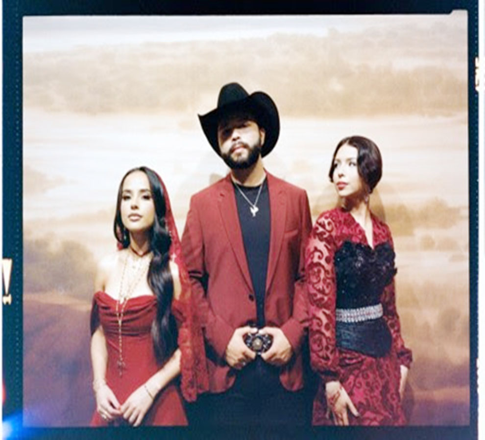 Becky G presenta video de “Por el contrario” al lado de Ángela y Leonardo Aguilar