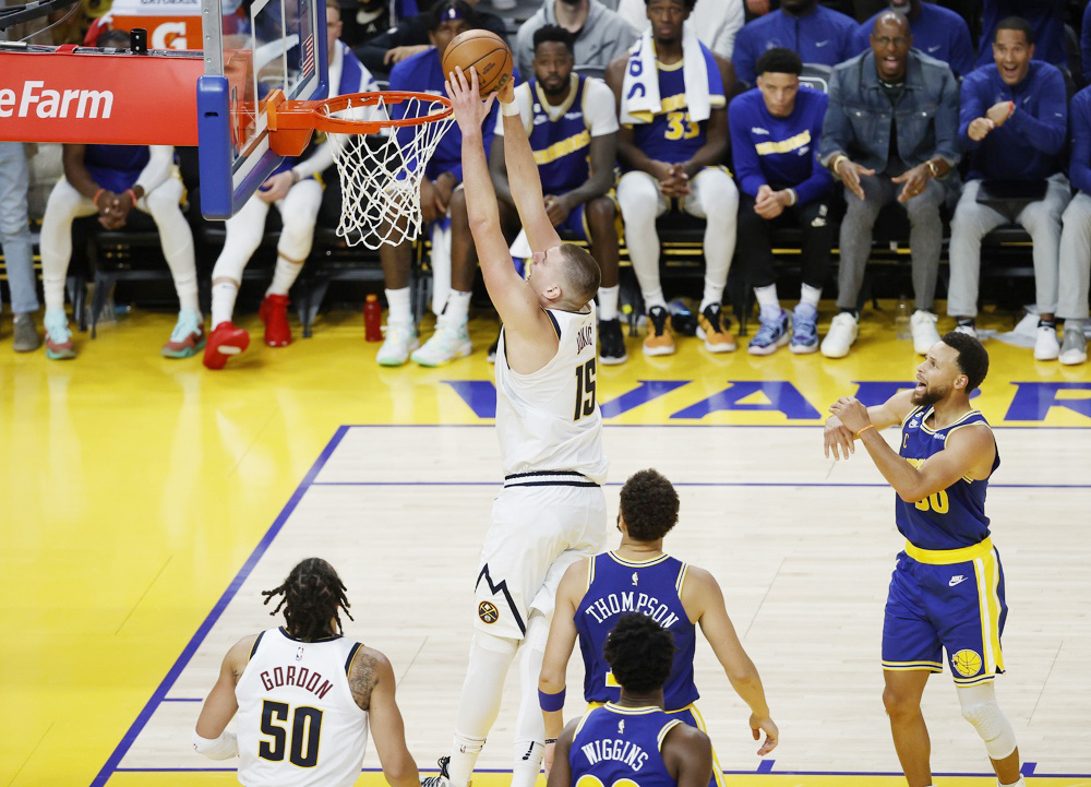 120-114. Murray y Jokic despiertan a tiempo para celebrar la Navidad ante los Warriors