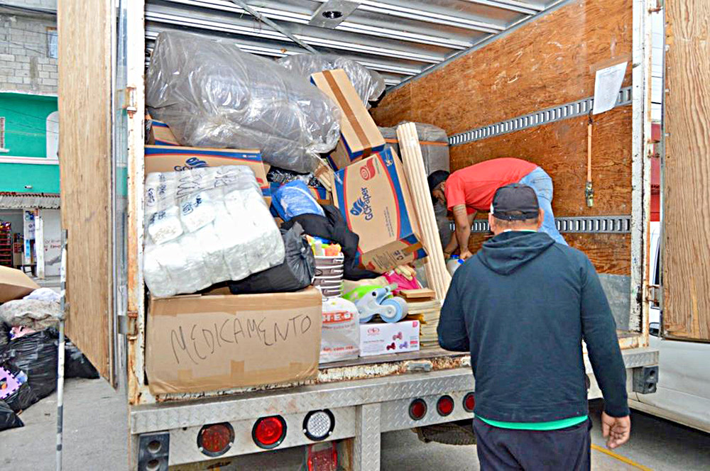 Donan artículos de primera necesidad a centros migrantes fronterizos