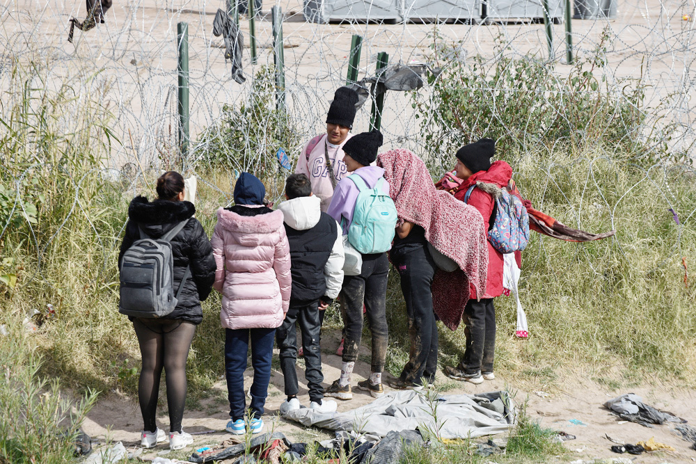 Miles de migrantes esperan a la intemperie ser procesados en la frontera EEUU-México