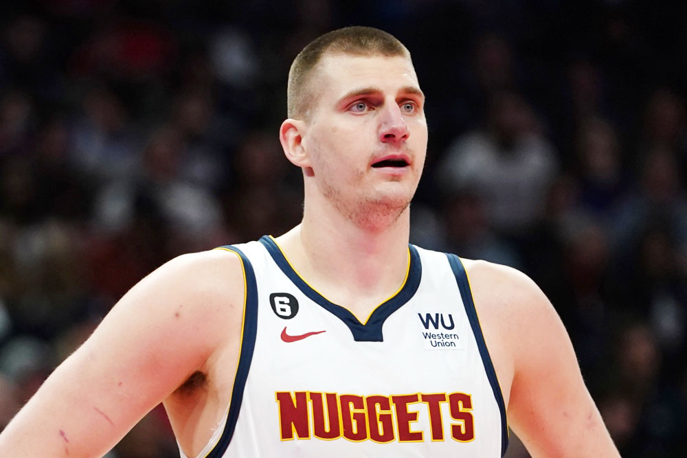 Jokic regresa tras su expulsión y alcanza los 10 triples dobles