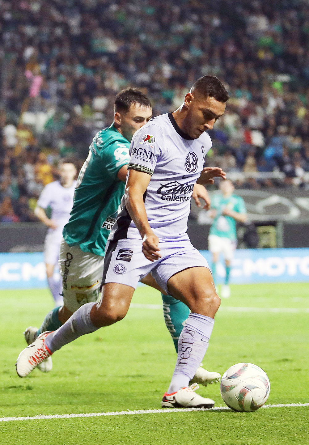Uruguayo Cáceres del América mexicano dice que Bielsa en la selección lo ha potenciado