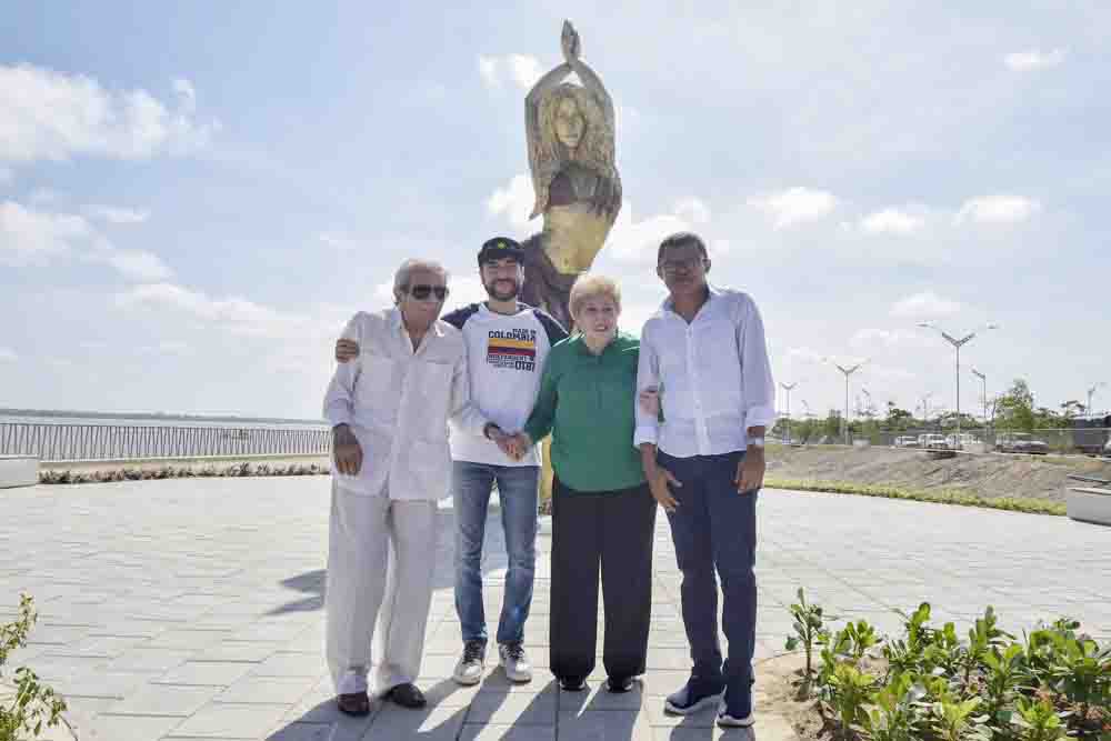 Barranquilla rinde un homenaje a Shakira con una estatua de bronce de más de 6 metros