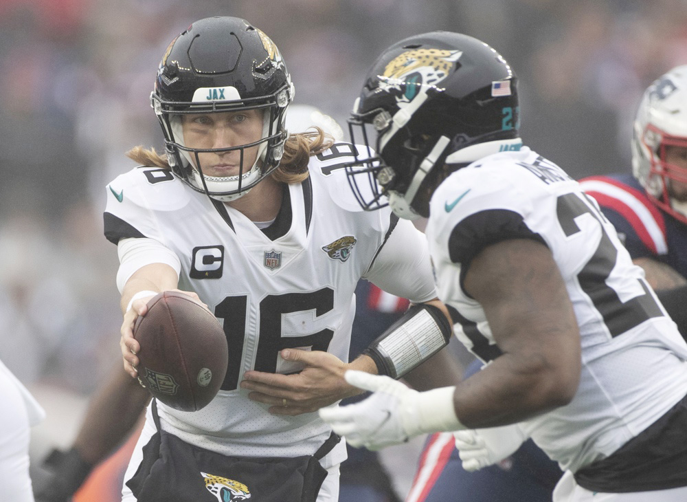 El mariscal de Jaguars Trevor Lawrence, ausente indefinidamente por esguince en el tobillo