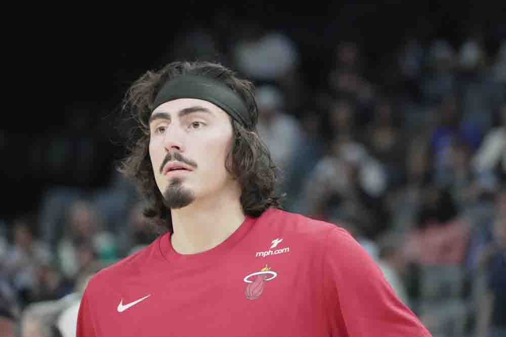 119-113. Jáquez Jr. se disfraza de Butler para salvar la Navidad de los Heat ante los 76ers