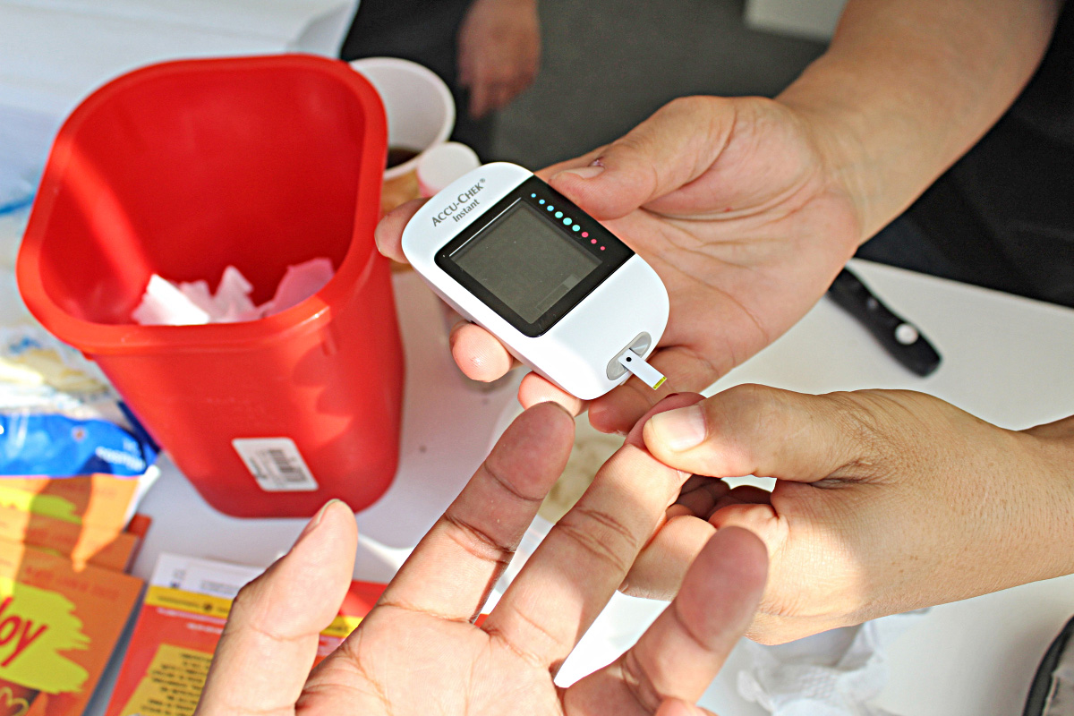 ¿Sirve monitorear la glucosa si no tienes diabetes? La verdad detrás de los MCG