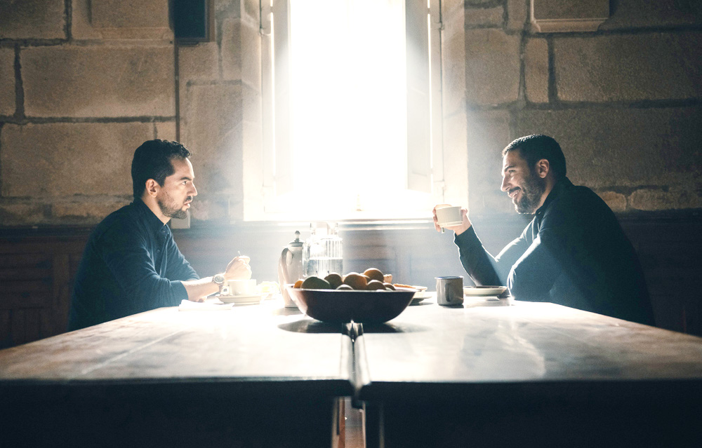 La Habana, (EFE).- El presidente de Cuba, Miguel Díaz-Canel, celebró  la declaración del bolero como Patrimonio Cultural Inmaterial de la Humanidad, una propuesta hecha en conjunto con México. “Cuba y México, orgullosos de sus vínculos culturales, celebran esta declaratoria de la Unesco, primera binacional de la región”, escribió Díaz-Canel en la red social X -antes Twitter-. La Organización de las Naciones Unidas para la Educación, la Ciencia y la Cultura (Unesco) realizó dicha declaración la víspera durante una reunión del Comité Intergubernamental para la Salvaguarda del Patrimonio Cultural Inmaterial, que se celebra desde el pasado lunes y hasta el próximo sábado en la ciudad de Kasane, en el norte de Botsuana. “Cuba y México estrechan vínculos culturales al compartir declaratoria del Bolero como Patrimonio Cultural Inmaterial de la Humanidad”, consideró, por su parte, el canciller cubano, Bruno Rodríguez. El Ministerio de Cultura (Mincult) del país caribeño afirmó, en tanto, que el anuncio “refleja el interés de ambos gobiernos por salvaguardar este género vocal, instrumental y bailable”. “Con esta inscripción, la primera de carácter binacional que presenta Cuba, suman seis las manifestaciones culturales cubanas incluidas en la Lista Representativa del Patrimonio Cultural Inmaterial de la Humanidad, liderada por la Unesco”, explicó el Mincult. En 2018, este género musical ya fue inscrito en el patrimonio cultural inmaterial de México, mientras que Cuba lo incluyó en su propia lista en 2021. El bolero es un género musical que nació en el siglo XIX en Cuba, donde se considera que el primer bolero fue “Tristezas”, escrito por el cubano José Pepe Sánchez en Santiago de Cuba en 1883. Los primeros boleros de autores mexicanos se compusieron en la península de Yucatán y la primera obra que logró fama nacional fue “Morenita mía”, de Armando Villarreal Lozano, en 1921. El reconocimiento de la Unesco ya ha sido otorgado en el pasado a otros ritmos.  La Lista Representativa del Patrimonio Cultural Inmaterial de la Humanidad reconoce y promueve la diversidad de prácticas y conocimientos culturales que realizan las comunidades.  La inscripción en la Lista anima a todas las partes interesadas a aplicar medidas de salvaguardia en estrecha colaboración con los portadores de las tradiciones.