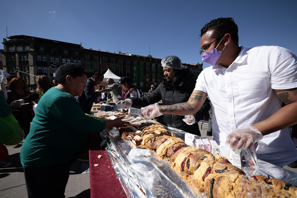 Ciudad de México parte megarrosca de Reyes con 15.000 rebanadas y reparte 250.000 libros