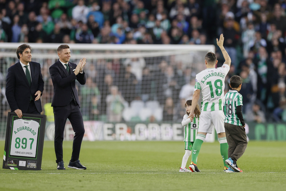 El beticismo homenajea a Andrés Guardado