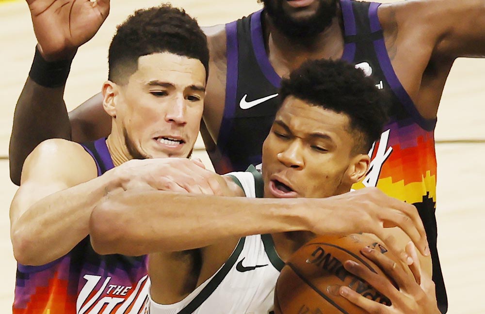 Antetokounmpo y Booker, jugadores de la semana 14 en la NBA